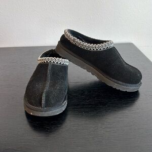 UGG Women’s slippers, size 8 Black